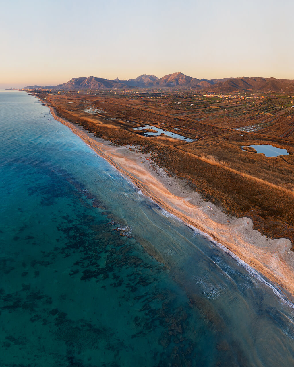 Panoramica con la playa desde arriba durante el amanecer - DJI Mavic2 Pro