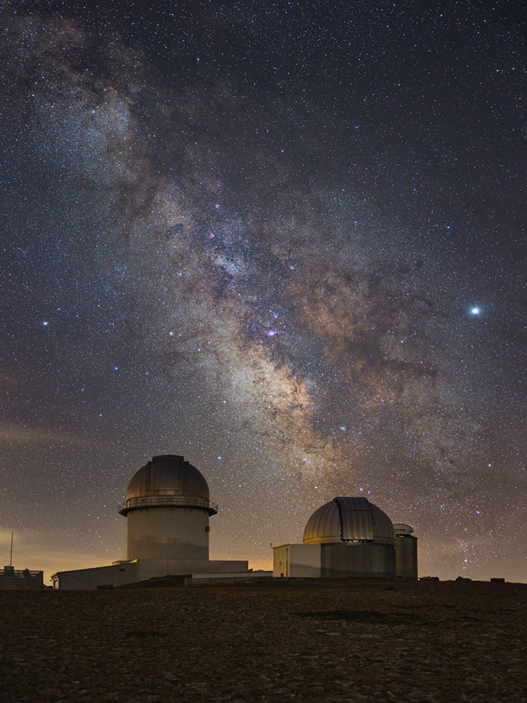 Miniatura para la categoría paisaje nocturno con Vía Láctea en el Observatorio Javalambre, España