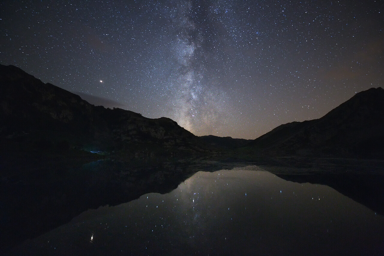 Vía Láctea reflejada en el lago Enol Picos de Europa